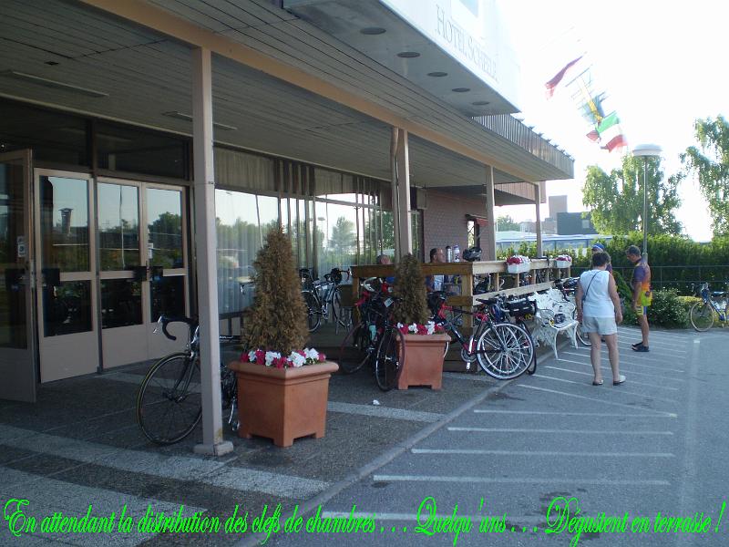 R 2 Degustation en terrasse.jpg